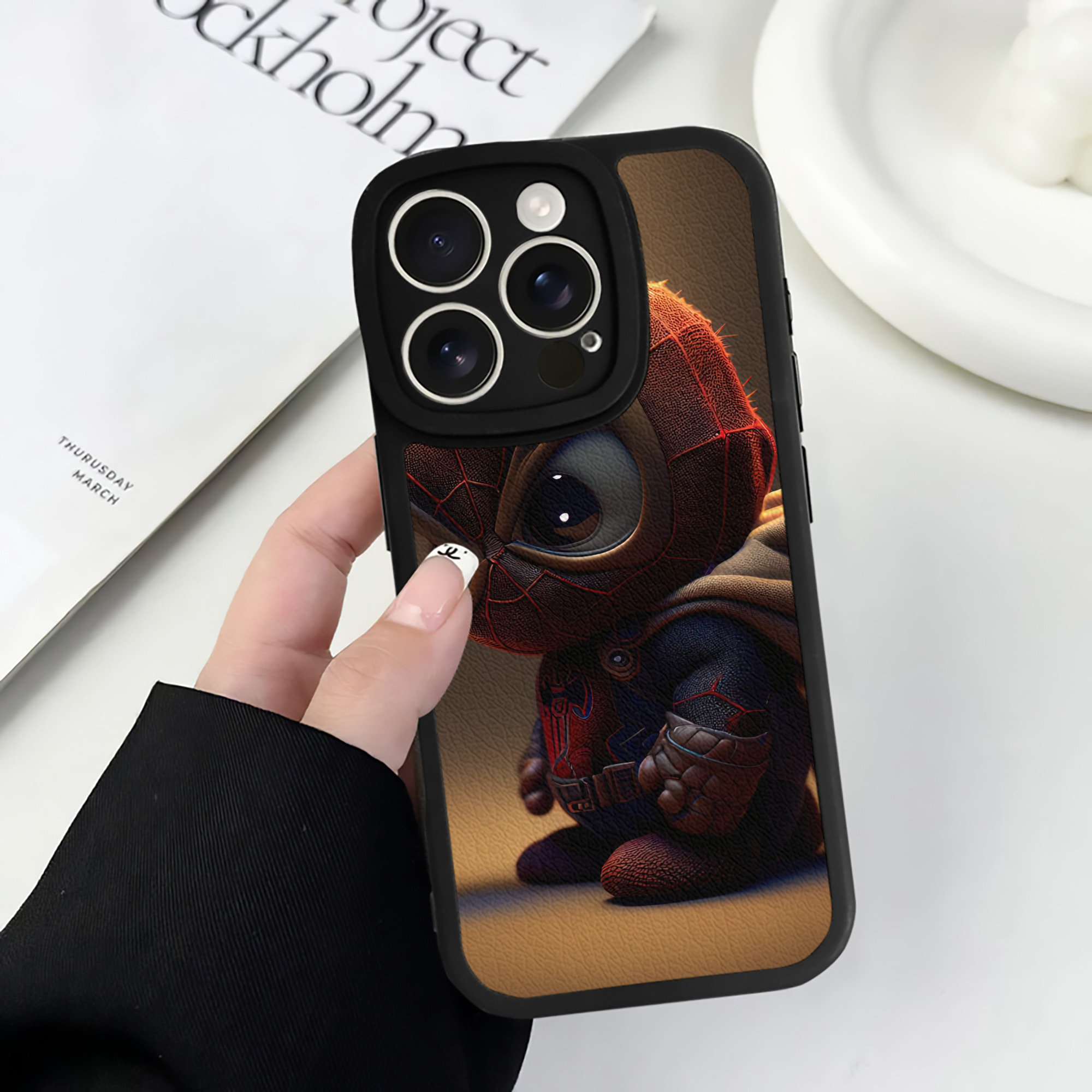 （画像用） Spider Man スパイダーマン 【iPhone 16シリーズ対応】シリコンスマホケース（レザー調） 材質：シリコン